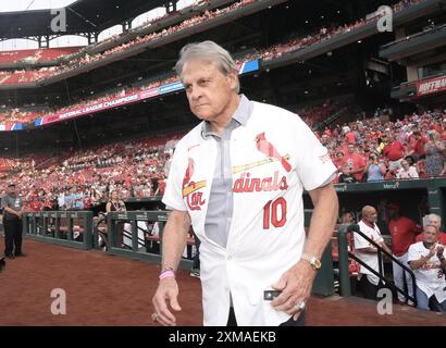 St. Louis, Stati Uniti. 26 luglio 2024. L'ex manager dei St. Louis Cardinals Tony la Russa scende in campo mentre viene presentato durante le cerimonie che celebrano la squadra delle World Series dei St. Louis Cardinals del 2004 prima dei Washington Nationals-St. Partita di baseball dei Louis Cardinals al Busch Stadium di St. Louis venerdì 26 luglio 2024. Foto di Bill Greenblatt/UPI credito: UPI/Alamy Live News Foto Stock