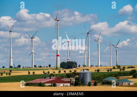 Parco eolico a nord-ovest di Lichtenau, Westfalia orientale-Lippe, impianto con impianto di biogas, Renania settentrionale-Vestfalia, Germania Foto Stock