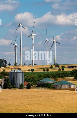 Parco eolico a nord-ovest di Lichtenau, Westfalia orientale-Lippe, impianto con impianto di biogas, Renania settentrionale-Vestfalia, Germania Foto Stock