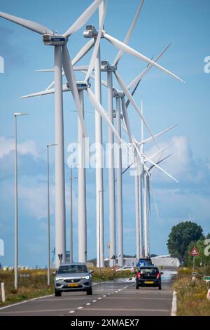 Parco eolico sul Nordzeeweg, su un lungo tratto di terra tra il Maas e il Calandkanaal nel porto Europoort di Rotterdam, Paesi Bassi Foto Stock