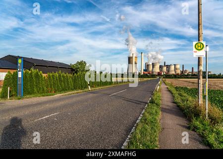 Trasporto pubblico in campagna, fermata dell'autobus della linea 924, REVG Rhein-Erft-Verkehrsgesellschaft mbH, vicino Frauweilerhof, presso il Niederaussem Power Foto Stock