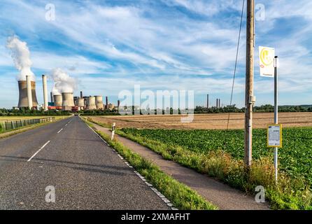 Trasporto pubblico in campagna, fermata dell'autobus della linea 924, REVG Rhein-Erft-Verkehrsgesellschaft mbH, vicino Frauweilerhof, presso il Niederaussem Power Foto Stock