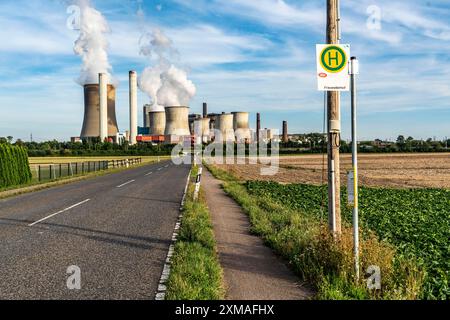 Trasporto pubblico in campagna, fermata dell'autobus della linea 924, REVG Rhein-Erft-Verkehrsgesellschaft mbH, vicino Frauweilerhof, presso il Niederaussem Power Foto Stock