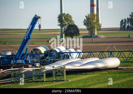 Parco eolico vicino a Bad Wuennenberg, cantiere, area di stoccaggio per una nuova turbina eolica, componenti dell'albero, navicella e rotori sono pronti Foto Stock