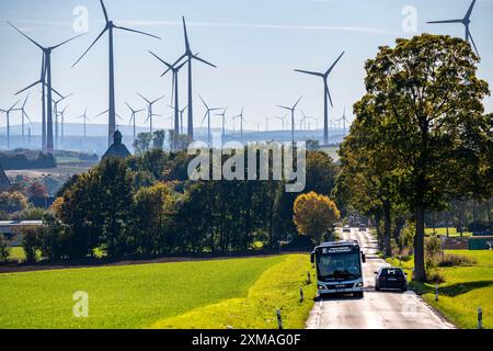 Strada di campagna, parco eolico sopra il villaggio di Lichtenau, autoproclamata città energetica, distretto di Paderborn, OWL, Renania settentrionale-Vestfalia, Germania Foto Stock