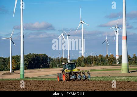 Agricoltore che lavora nei campi, con un trattore, un parco eolico sopra il villaggio di Lichtenau, autoproclamata città energetica, distretto di Paderborn, OWL, A North Foto Stock