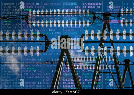 Immagine simbolica infrastruttura critica, rischio di blackout, cyberterrorismo, isolanti in vetro su una linea ad alta tensione, appesi ai piloni come un Foto Stock