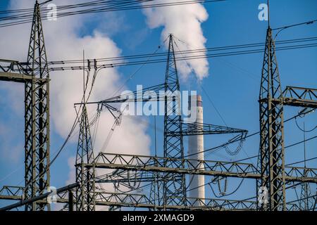 Sistema a 380 kV, gruppo di comando, del gestore del sistema di trasmissione Amprion, nell'Emscherbruch di Herten, camino della STEAG combinato calore ed energia Foto Stock