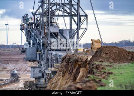 Escavatore ai margini della miniera di lignite a cielo aperto Garzweiler II, nel villaggio di Luetzerath, l'ultimo villaggio ad essere scavato, nel distretto di Foto Stock