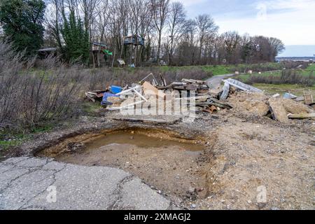 Barricate, ostacoli, nel campo di attivisti per il clima nel resto del villaggio di Luetzerath, che è l'ultimo posto ad essere scavato al Foto Stock