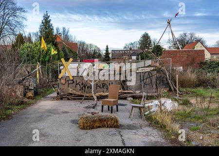 Barricate, ostacoli, nel campo di attivisti per il clima nel resto del villaggio di Luetzerath, che è l'ultimo posto ad essere scavato al Foto Stock