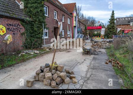 Barricate, ostacoli, nel campo di attivisti per il clima nel resto del villaggio di Luetzerath, che è l'ultimo posto ad essere scavato al Foto Stock