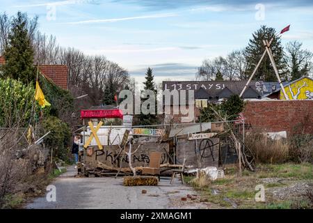 Barricate, ostacoli, nel campo di attivisti per il clima nel resto del villaggio di Luetzerath, che è l'ultimo posto ad essere scavato al Foto Stock