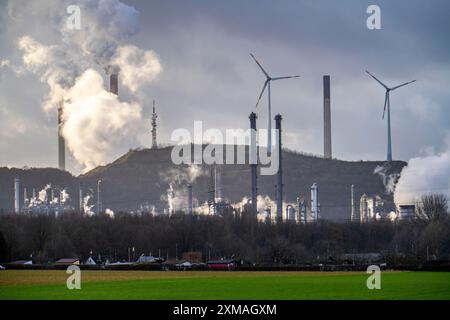 Ruhr OEL-Erdoelraffinerien, parco eolico Halde Oberscholven, nuvole di fumo dalla torre di raffreddamento e camino della centrale elettrica a carbone della Uniper Foto Stock