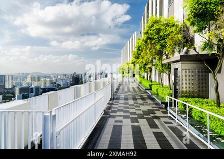 Bellissimo giardino sul tetto di Singapore. Terrazza esterna con parco Foto Stock