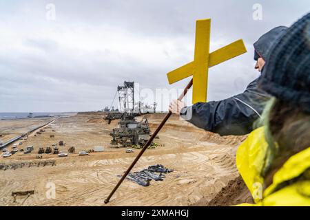 Molte migliaia di manifestanti marciano dopo una dimostrazione contro la demolizione del villaggio lignite di Luetzerath, ai margini del Foto Stock