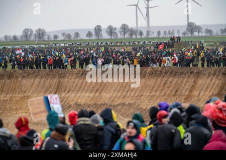 Molte migliaia di manifestanti marciano dopo una dimostrazione contro la demolizione del villaggio lignite di Luetzerath, ai margini del Foto Stock