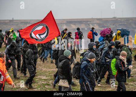 Molte migliaia di manifestanti marciano dopo una dimostrazione contro la demolizione del villaggio lignite di Luetzerath, ai margini del Foto Stock