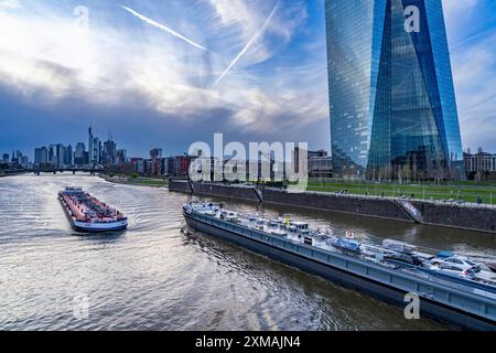 Skyline di Francoforte sul meno, grattacieli, quartiere finanziario e bancario nel centro della città, navi da carico, petroliere, sul fiume meno, edificio della BCE Foto Stock