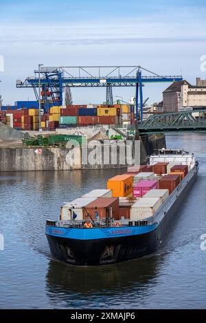 Nave cargo Aarburg, che lascia il terminal container di Francoforte Osthafen, appartenente alla Contargo Rhein-Main GmbH, Assia, Germania Foto Stock