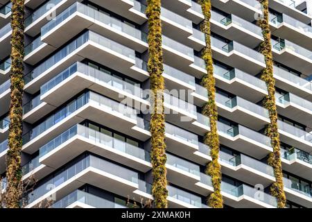 Facciata dell'Eden Tower su Europa-Allee a Francoforte sul meno, facciata verde, edificio residenziale, condominio, Assia, Germania Foto Stock