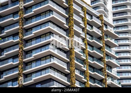 Facciata dell'Eden Tower su Europa-Allee a Francoforte sul meno, facciata verde, edificio residenziale, edificio di appartamenti, sulla destra della Grand Tower Foto Stock