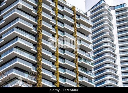 Facciata dell'Eden Tower su Europa-Allee a Francoforte sul meno, facciata verde, edificio residenziale, edificio di appartamenti, sulla destra della Grand Tower Foto Stock