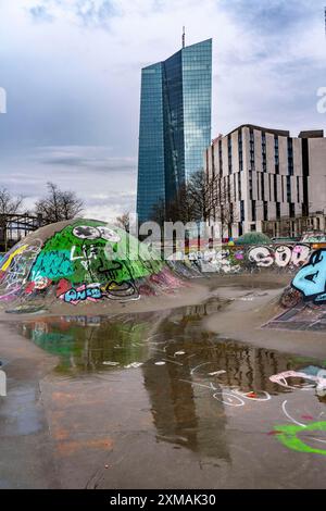 Costruzione della Banca centrale europea, della BCE, skatepark sotto la pioggia, all'Osthafen, sul meno a Francoforte, Assia, Germania, graffiti Foto Stock