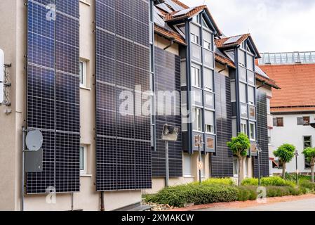 Facciata solare, elementi fotovoltaici sulla facciata di un edificio, hotel a Herrenberg, grandi moduli fotovoltaici generano elettricità sulle pareti esterne del Foto Stock