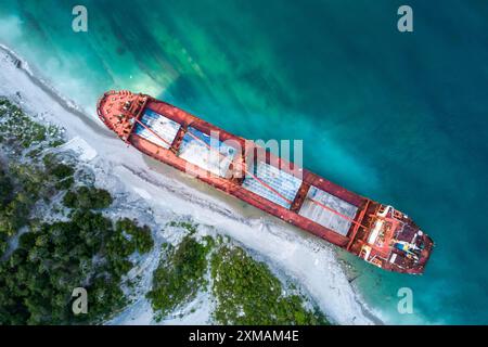 Vista dall'alto in basso di una nave da carico a secco abbandonata con portarinfuse lavata a terra dopo una tempesta Foto Stock