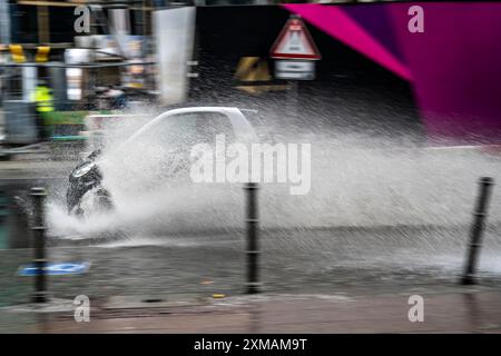 Inverno, pioggia piovosa, pioggia gelida, grande pozzanghera, pozzanghere d'acqua, nel centro della città, grosse Gallusstrasse, veicoli che attraversano, spruzzatura Foto Stock