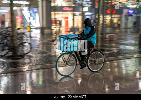 Servizio di consegna Wolt, corrieri di biciclette sulla via dello shopping Zeil a Francoforte sul meno, in attesa di nuovi ordini, Hesse, Germania Foto Stock