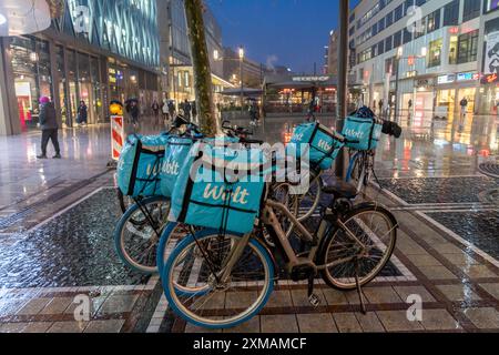 Servizio di consegna Wolt, biciclette da consegna sulla via dello shopping Zeil a Francoforte sul meno, in attesa di nuovi ordini, Assia, Germania Foto Stock