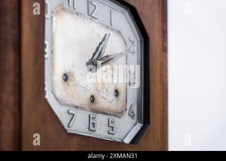 Primo piano dell'orologio grande pendolo in legno della vecchia Muraglia. Profondità di campo bassa Foto Stock