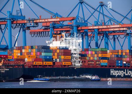 Container Terminal Altenwerder, nave container Hapag-Lloyd Frankfurt Express durante le operazioni di carico e scarico, cargo chimico, vie navigabili interne Foto Stock