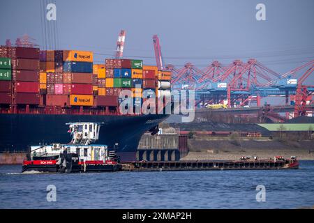 Container-Terminal-Altenwerder, nave container Hapag-Lloyd Frankfurt Express durante le operazioni di carico e scarico, chiatta, chiatta, in background gru di Foto Stock