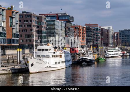 Sandtorhafen, porto navale tradizionale, HafenCity Hamburg, nuovo distretto sull'Elba, sul sito dell'ex porto franco, unità residenziali per 14 persone Foto Stock