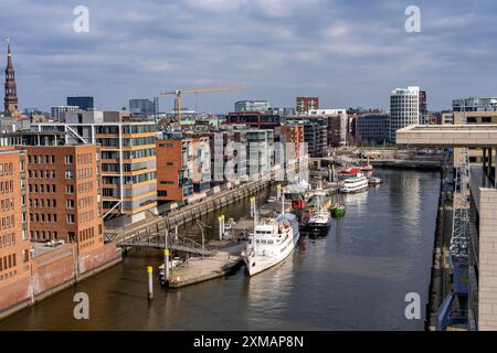 Sandtorhafen, porto navale tradizionale, HafenCity Hamburg, nuovo distretto sull'Elba, sul sito dell'ex porto franco, unità residenziali per 14 persone Foto Stock