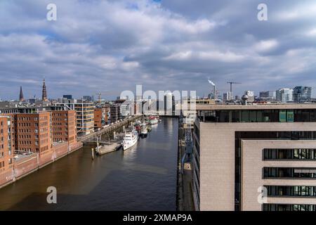 Sandtorhafen, porto navale tradizionale, HafenCity Hamburg, nuovo distretto sull'Elba, sul sito dell'ex porto franco, unità residenziali per 14 persone Foto Stock