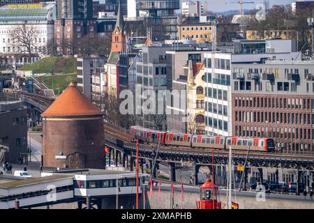 Ferrovia sopraelevata, linea U3, a Landungsbruecken, St. Pauli, sopra la strada Vorsetzen, bunker rotondo Zombeck, Germania Foto Stock