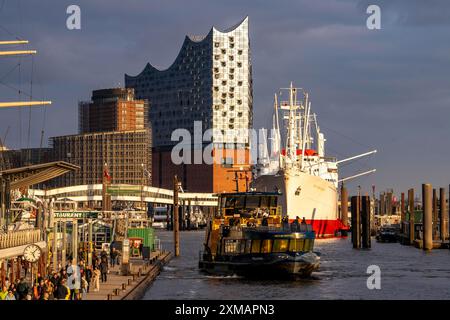 Porto di Amburgo, St. Pauli Landungsbruecken, traghetti del porto HADAG, sala Filarmonica dell'Elba, Amburgo, Germania Foto Stock