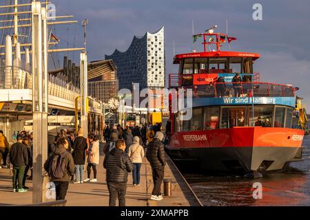 Porto di Amburgo, St. Pauli Landungsbruecken, traghetti del porto HADAG, sala Filarmonica dell'Elba, Amburgo. Germania Foto Stock