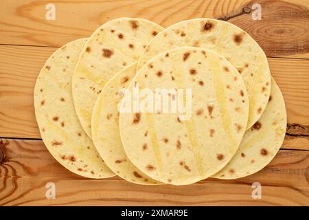 Diversi gustosi tacos su un tavolo di legno, macro, vista dall'alto. Foto Stock