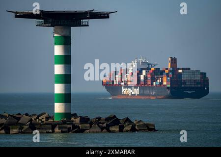 Container cargo VALPARAISO EXPRESS, della compagnia di navigazione Hapag-Lloyd, all'uscita del porto di Maasvlakte 2, il porto marittimo di Foto Stock