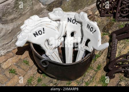 Il negozio vende piccoli cartelli per il giardino anteriore per impedire ai proprietari di cani di portare i loro cani in giardino, non camminare Foto Stock