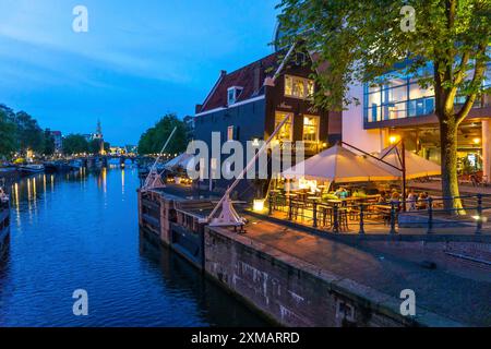 Sint Antoniesluis, sul canale Oudeschans, crociera sul canale, caffetteria, De Sluyswacht, Amsterdam, paesi Bassi Foto Stock