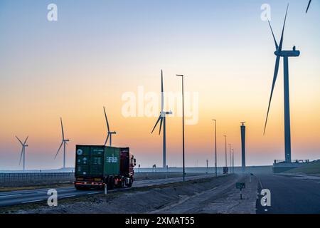 Autocarro in partenza dal terminal Euromax Rotterdam, parco eolico ENECO sulla diga intorno al porto di Maasvlakte 2, 22 turbine eoliche con una capacità di Foto Stock