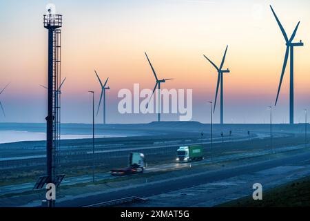 Camion sulla strada per il terminal Euromax Rotterdam, parco eolico ENECO sulla diga intorno al porto di Maasvlakte 2, 22 turbine eoliche con una capacità di 116 unità Foto Stock