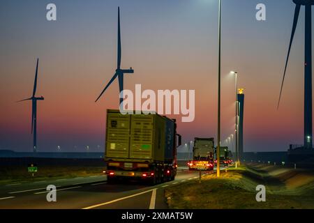 Autocarro in partenza dal terminal Euromax Rotterdam, parco eolico ENECO sulla diga intorno al porto di Maasvlakte 2, 22 turbine eoliche con una capacità di Foto Stock