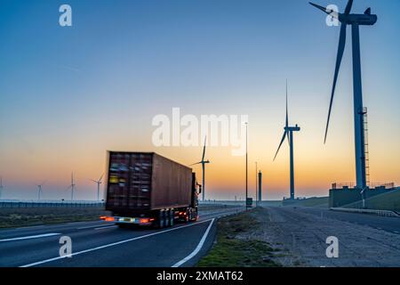 Autocarro in partenza dal terminal Euromax Rotterdam, parco eolico ENECO sulla diga intorno al porto di Maasvlakte 2, 22 turbine eoliche con una capacità di Foto Stock